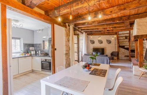 Villeneuve d'Aveyron House | Maison en pierres au coeur du village médiéval de Villeneuve