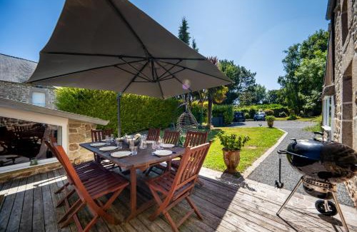 Montfarville House | Maison en pierre, piscine et jardin proche mer