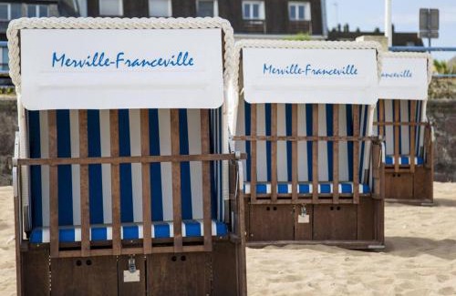 Merville-Franceville-Plage House | Maison de Charme à Merville-Franceville-Plage, 10 Pers, Proche Mer, Grande Terrasse et Studio Indépendant - FR-1-788-27