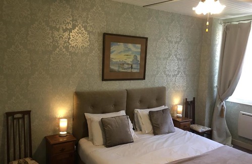 Le Vigeant Bed & Breakfast | Maison La Roche Chambre D'hotes