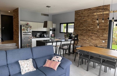 Pegomas House | Maison Moderne 140m2 Avec Piscine Securisee, Cuisine d Ete, Climatisation