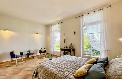 La Fagette Bed & Breakfast | Maison Oléa - "Les Pivoines" bed and breakfast overlooking the Vézère valley