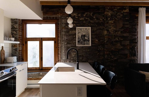 Old Montreal Apartment | Maison Place Royale - Suite Luxe 2 chambres