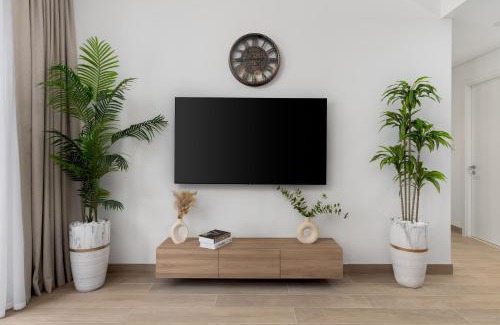 Dubai Apartment | Maison Privee - Charming Urban Escape with Resort-Style Facilities