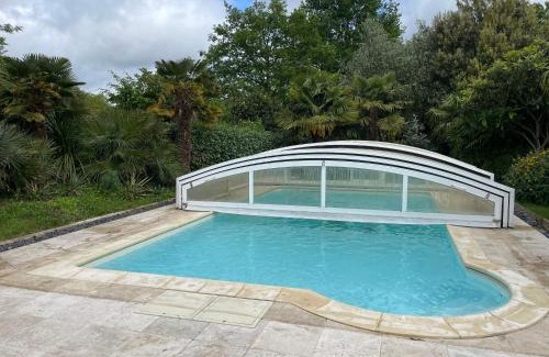 La Chapelle-Saint-Aubin Bed & Breakfast | Maison verdoyante avec piscine, 5 min du Mans - FR-1-410-443