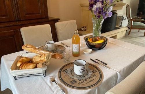 La Chapelle-Saint-Aubin Bed & Breakfast | Maison verdoyante avec piscine, 5 min du Mans - FR-1-410-443