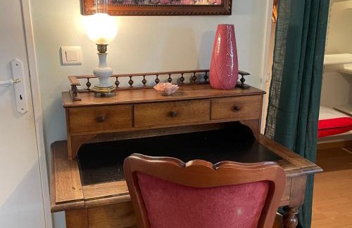 La Chapelle-Saint-Aubin Bed & Breakfast | Maison verdoyante avec piscine, 5 min du Mans - FR-1-410-443