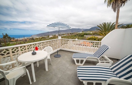 Tajuya House | Maisonette vacation apartment - modern style in the middle of a tropical garden.