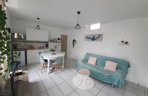 Anneyron Apartment | Maisonnette abj