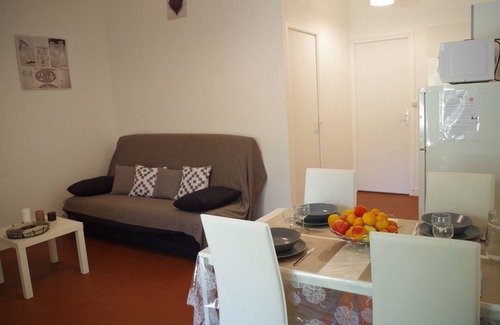 Valras-Plage House | Maisonnette in wooded park pétanque court, children's games BBQ near beaches