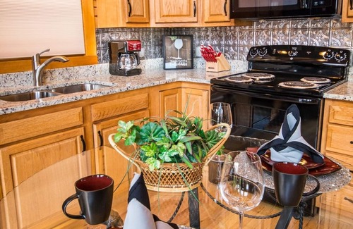 Davis Cabin | ✧ Majestic Cabin - KING bed - NO CLEANING FEE!