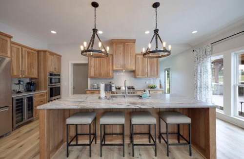Lebanon House | Majestic Manor-Private Hundred Acre Yard-Pool/Spa