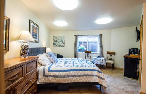 Knik-Fairview House | Majestic View Roundhouse - Relax Room