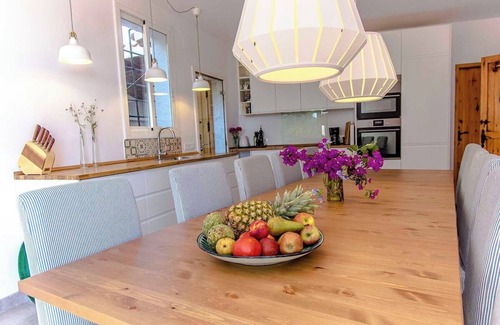 Palleja Villa | Majestic Villa and Views - 30km to Barcelona