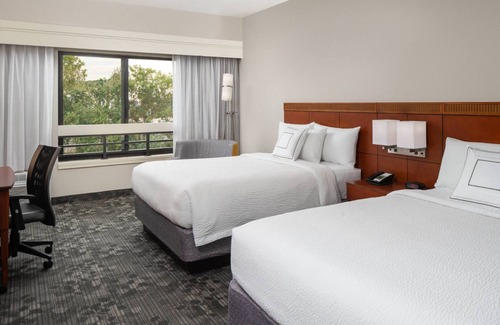 Miami Lakes Hotel | Making The Best Memories Along The Way! with Pool, Near Lake Stevens Park!