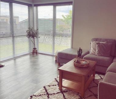 Wick House | Malva - Modern 2 Bedroom Bungalow in Wick Sleeps 4 with private parking - NC500 Route