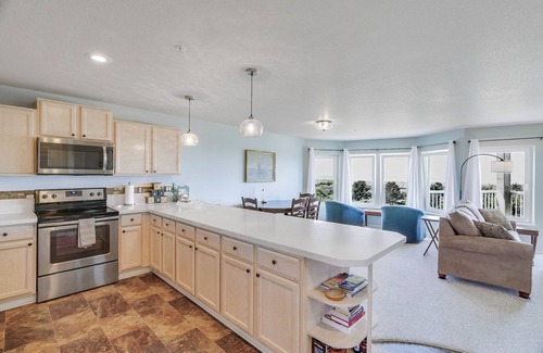 Long Beach Condo | Mana Kai 2nd floor w/view of the ocean and beach