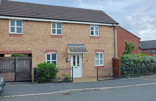 Belle Vue House | Manchester 3-beds, Sleeps 6 With On-site Parking