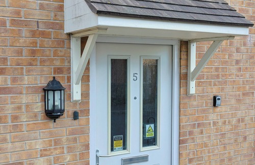 Belle Vue House | Manchester 3-beds, Sleeps 6 With On-site Parking