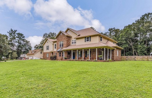 Beulah House | Mandala House, Sleeps 30, Private 9BR, 8000SF w/Pool, Jacuzzi and event space