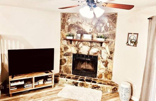 Southside Apartment | Mandarin Cheerful 2 Bedroom Townhouse w/fireplace