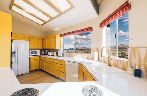 Yucca Valley House | Mandarin Escape By The Cohost Company