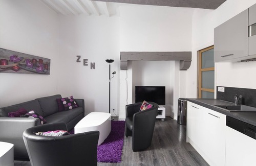 Centre Apartment | Mandchou - One Bedroom Apartment, Sleeps 4