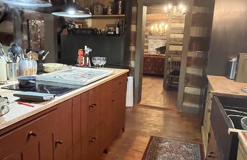 New Haven House | Mandolin Ridge Farm—Log Cabin Luxe! Pet Friendly. Livestock Guard Dogs Onsite.