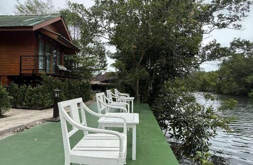 Ko Kood Bed & Breakfast | Mangrove bungalow & restaurant