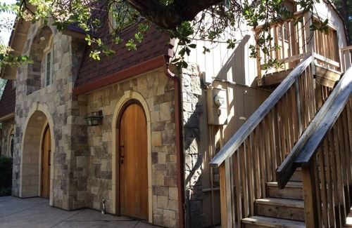 Fairfield Cottage | Mankas Barrel Room Cottage located in the hidden gem of Suisun Valley, CA