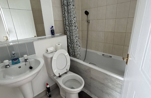 Greenwich Apartment | Mannys Apartment - Nice & Cozy 4Bed Diamond Lodge