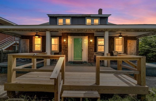 Willoughby Spit Cottage | Manor and Mutts #2 (3-Bedroom Cottage) - Pets Allowed by RedAwning