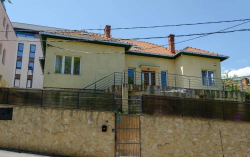 Cluj-Napoca Apartment | Mansarda mica cu baie proprie