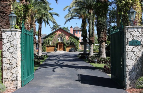 Homestead House | MANSION, short term rentals and events, perfect for weddings.