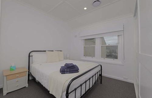 Manuka House | Manuka Village - Sleeps 8 - Free parking x 4
