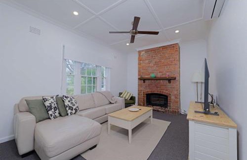 Manuka House | Manuka Village - Sleeps 8 - Free parking x 4