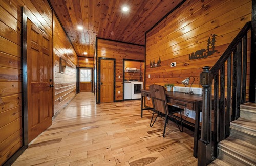 Gatlinburg - Pigeon Forge Cabin | Many Bears Cabin-3 King Beds-Hot Tub-Views-Family Friendly-Near Dollywood!