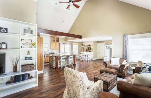 Maple City House | Maple City Farmhouse Idyllic Setting Near Town