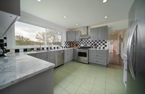 Blue Ridge House | Maple Hill Farm within minutes of Vineyards, Wedding Venues and Horse Stables