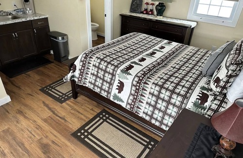 Schroon Lake Hotel | Maple Leaf Lodge- Privacy Cabin 113