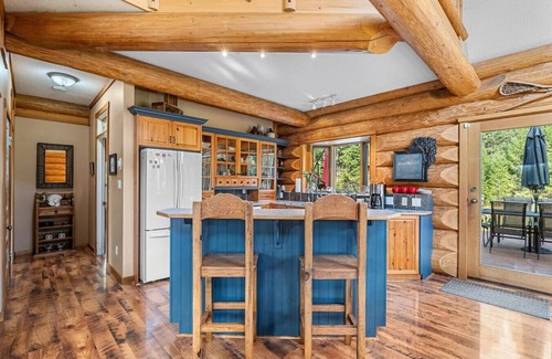 East Kootenay Cabin | Maple & Moose | Hot Tub | Yard | Mountain Views