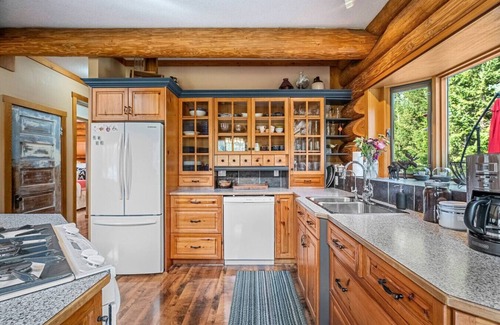East Kootenay Cabin | Maple & Moose | Hot Tub | Yard | Mountain Views