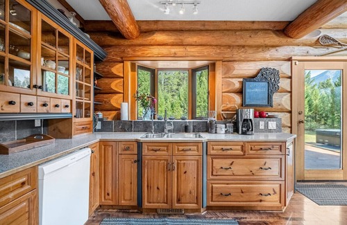 East Kootenay Cabin | Maple & Moose | Hot Tub | Yard | Mountain Views