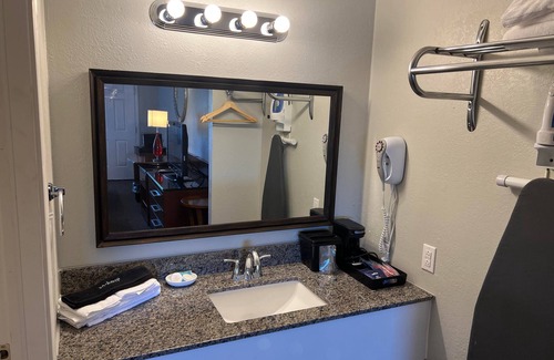 Lebanon Hotel | Maple Tree Inn