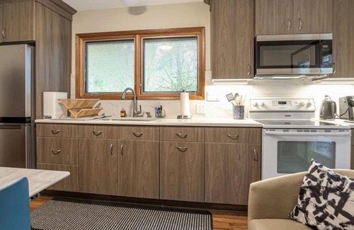 Multnomah Village House | Maplewood ADU Garden Retreat w/full kitchen. Washer/Dryer in unit. Private.