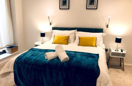 St Albans House | Maplewood luxurious one-bed flat with free parking