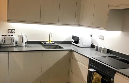 St Albans House | Maplewood luxurious one-bed flat with free parking