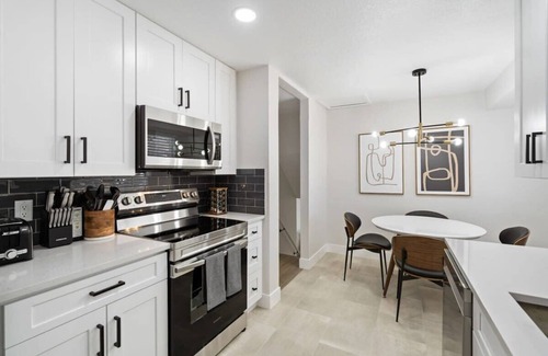 Northwest Arvada House | Marbella - Modern 4-BR Retreat Chef's Kitchen