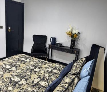 Gloucester Apartment | Marble Black Suite