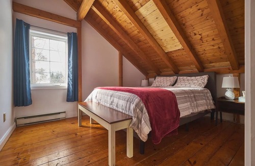 Steady Brook House | Marble Saltbox - hottub